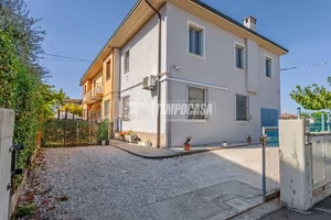 PORZIONE DI TRIFAMILIARE CON GIARDINO PRIVATO