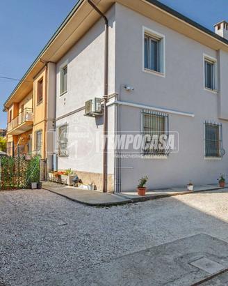 PORZIONE DI TRIFAMILIARE CON GIARDINO PRIVATO