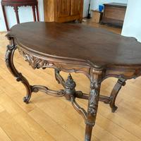 Tavolo in stile Luigi XV, noce massello intagliato