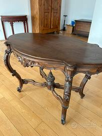 Tavolo in stile Luigi XV, noce massello intagliato