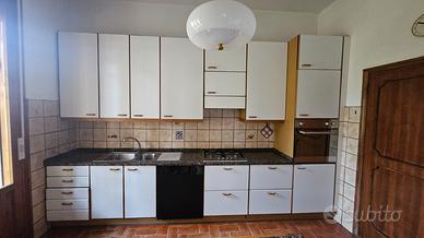 Cucina componibile con tavolo e sedie