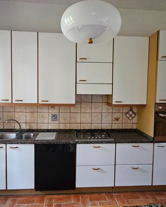 Cucina componibile con tavolo e sedie