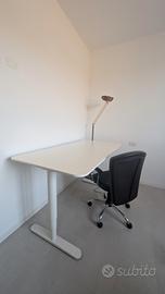 Scrivania IKEA bekant regolabile elettricamente 