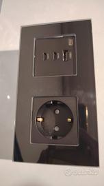  Presa a muro Schuko + Caricatore USB vetro nero