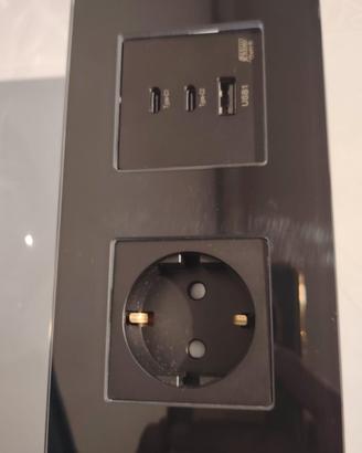  Presa a muro Schuko + Caricatore USB vetro nero