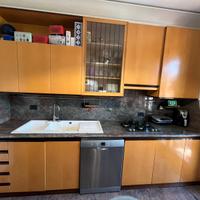 Cucina con tavolo ed elettrodomestici