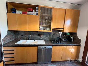 Cucina con tavolo ed elettrodomestici
