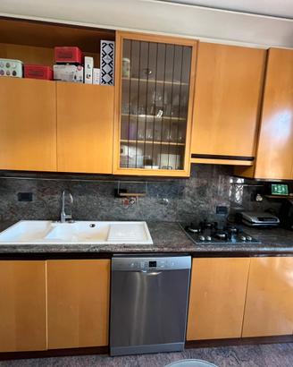 Cucina con tavolo ed elettrodomestici