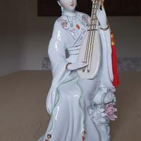 statuina geisha giapponese in porcellana lucida