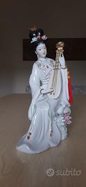 statuina geisha giapponese in porcellana lucida