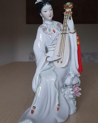 statuina geisha giapponese in porcellana lucida