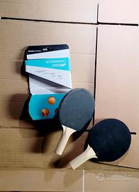 tavolo da ping-pong con racchette
