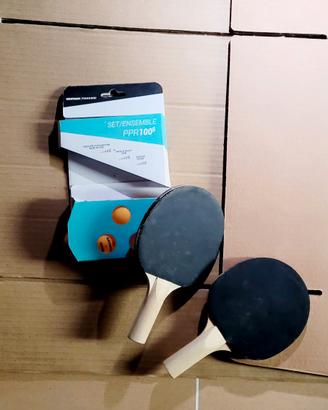 tavolo da ping-pong con racchette