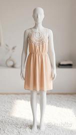 Abito estivo beige con dettagli in pizzo 