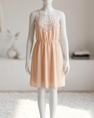 Abito estivo beige con dettagli in pizzo 