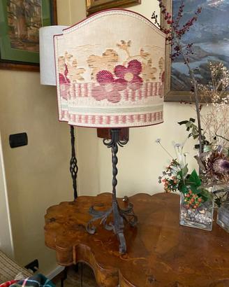 Lampada da tavolo in ferro