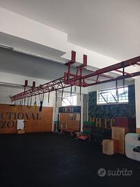 Americana e monkey in ferro