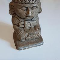 Statuetta Azteca in gesso con finitura in pietra