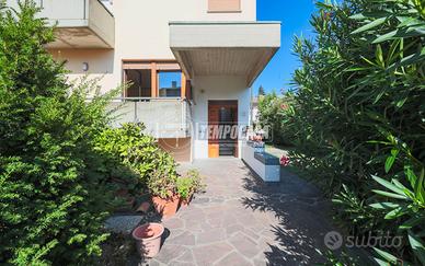 ELEGANTE VILLA BIFAMILIARE CON GIARDINO IN ZONA ES