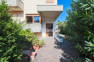 ELEGANTE VILLA BIFAMILIARE CON GIARDINO IN ZONA ES