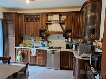 cucina completa senza lavastoviglie con tavolo e g