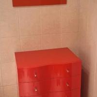 Cassettiera rossa vintage, specchio rosso, mensola