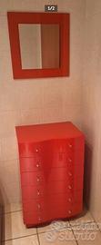 Cassettiera rossa vintage, specchio rosso, mensola