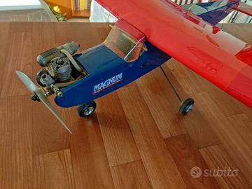 Aeromodello a scoppio con telecomando 