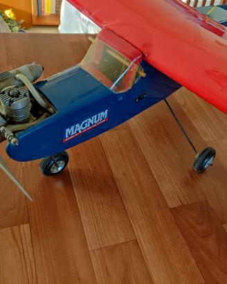 Aeromodello a scoppio con telecomando 