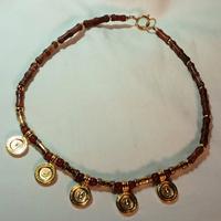 Collana etnica in pietre e pendagli laminati oro