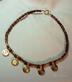 Collana etnica in pietre e pendagli laminati oro