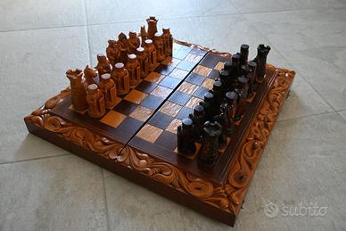 Scacchiera pregiata in legno intagliato