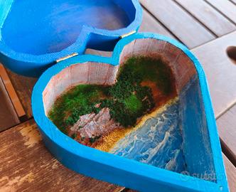 Diorama artigianale su scatola di legno a cuore 