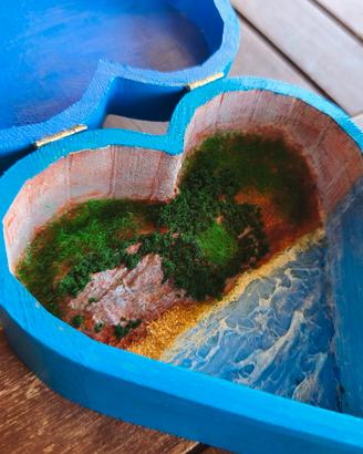 Diorama artigianale su scatola di legno a cuore 