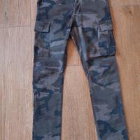 pantalone mimetico con tasche 