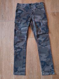 pantalone mimetico con tasche 