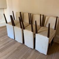 Otto sedie con fodere di tessuto damascato e tenda