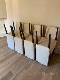 Otto sedie con fodere di tessuto damascato e tenda