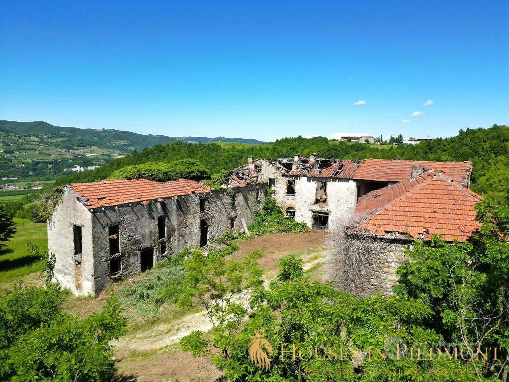 Rustico / Casale di 350 m² con più di 5 locali a V - Altro