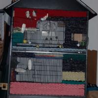 Gabbia per uccelli spaziosa con tetto spiovente 