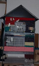 Gabbia per uccelli spaziosa con tetto spiovente 