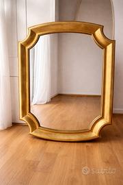 Specchio grande design cornice dorata