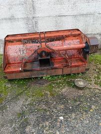 Attrezzo agricolo trinciatutto a martelli