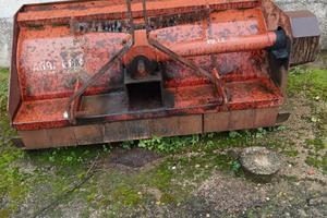 Attrezzo agricolo trinciatutto a martelli