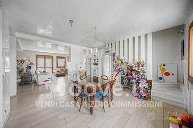 Appartamento di 270 m² con più di 5 locali e box a