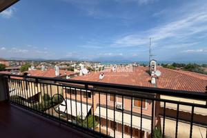 VILLA A SCHIERA CON VISTA LAGO