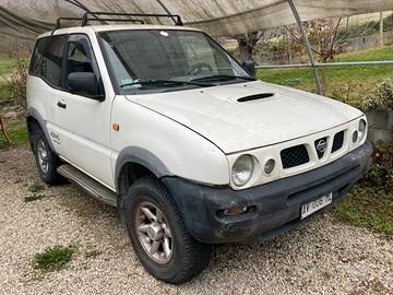 Nissan Terrano 2 con gancio traino