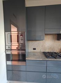 Cucina moderna laccato grigio e legno, marmo