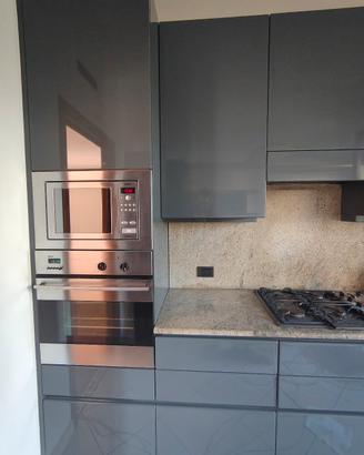 Cucina moderna laccato grigio e legno, marmo