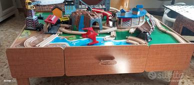 tavolo con pista in legno